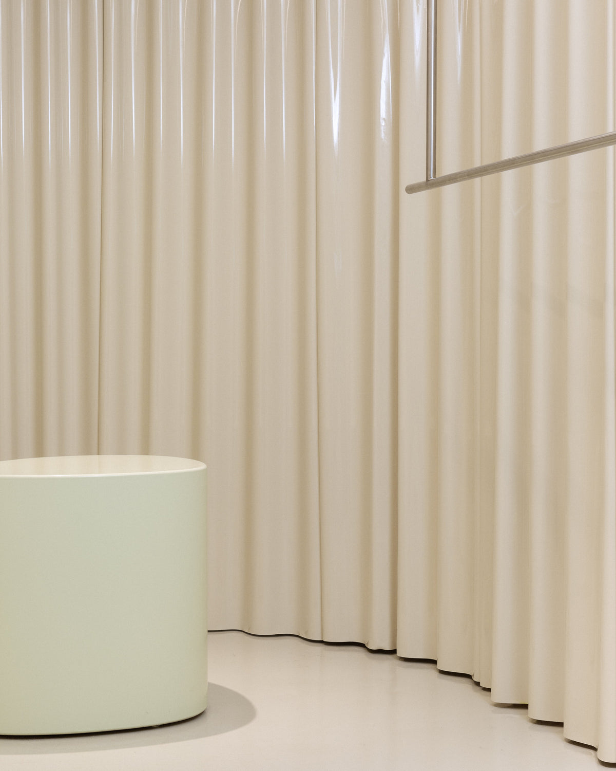 SHINY LACQUER - glossy & minimal